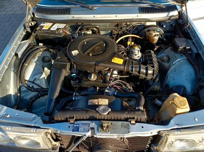 Moteur essence M115 d'une Mercedes W123 en cours de restauration a Roubaix